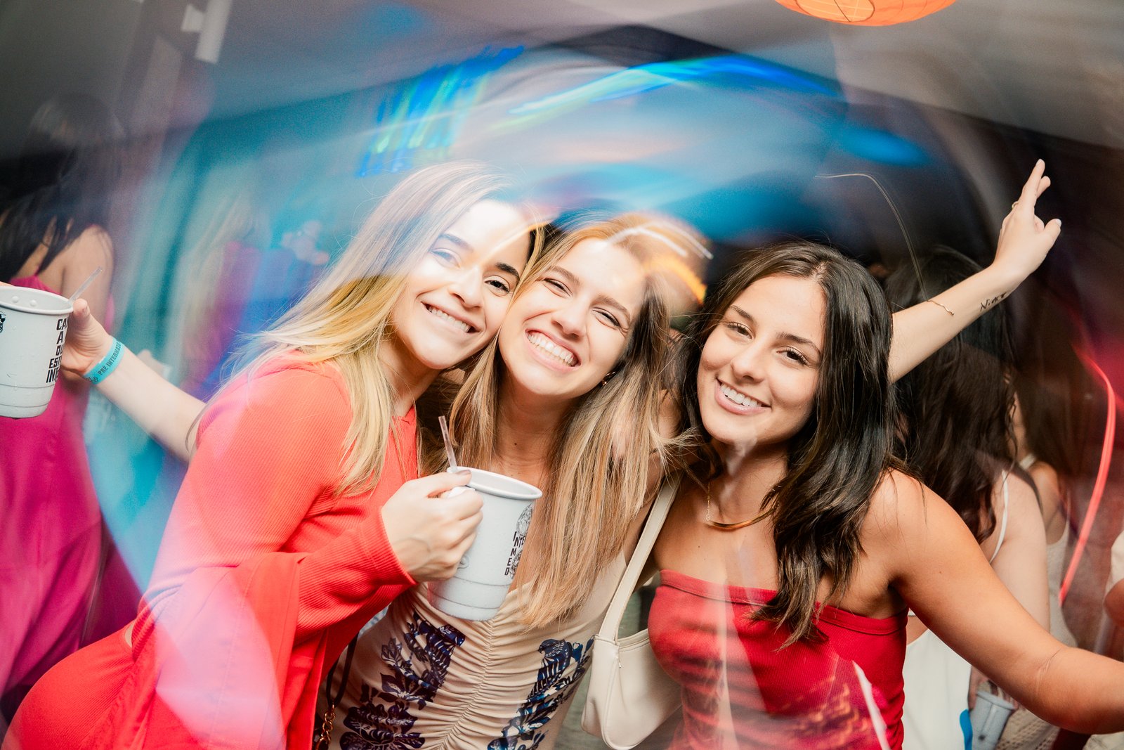 Convidadas sorrindo durante a festa